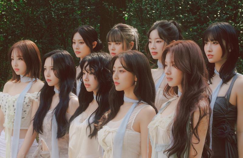5 Lagu KPop yang Vibes-nya Berasa Nunggu Balasan Chat
